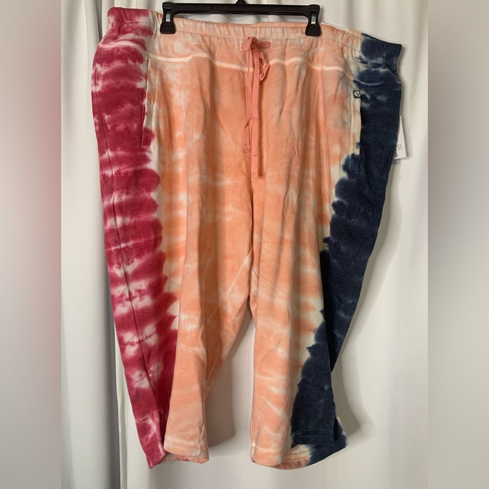Livi by Lane Bryant NWT Plus Size Tie Dye Capri Cropped Sweat Pants Size 26 28